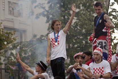Luka Modric saluda a los aficionados desde el autobús con el que están recorriendo Zagreb en agradecimiento al apoyo recibido durante el Mundial. 