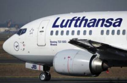 Un avión de la compañía aérea Lufthansa permanece aparcado en el areopuerto de Fráncfort (Alemania). EFE/Archivo