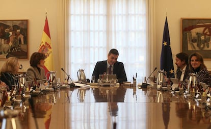 El presidente del Gobierno, Pedro Sánchez, preside el Consejo de Ministros del nuevo Ejecutivo, que se celebra en el Complejo de La Moncloa.