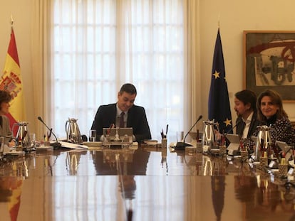 El presidente del Gobierno, Pedro Sánchez, preside el Consejo de Ministros del nuevo Ejecutivo, que se celebra en el Complejo de La Moncloa.