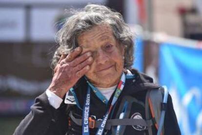 La mujer, emocionada tras completar su cuarto cruce, el año pasado.