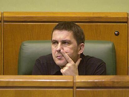 Arnaldo Otegi, portavoz de Batasuna, en el Parlamento vasco.