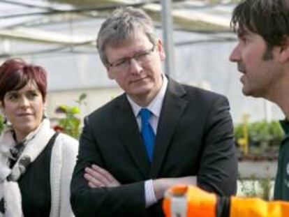 El comisario europeo de Empleo, Asuntos Sociales e Inclusión, Laszló Andor (c), durante una visita a la Escuela Taller de Aranzadi en Pamplona. EFE/Archivo