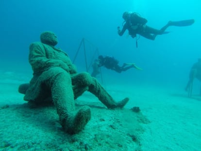 A la impresionante topografía natural submarina de Lanzarote, considerado uno de los mejores lugares de Europa para bucear, se le suma otra artificial, formada por más de 300 figuras humanas de tamaño natural ancladas en 2.500 metros cuadrados del fondo arenoso de Playa Blanca, municipio de Yaiza, a unos 12-15 metros de profundidad (dependiendo de las mareas). Es <a href="http://underwateratlanticmuseum.com/" rel="nofollow" target="_blank">el Museo Atlántico submarino</a>, inaugurado a principios de 2017, que también se puede conocer desde más arriba, practicando snorkel, en días buenos. <a href="https://puravidalanzarotediving.com" rel="nofollow" target="_blank">Pura Vida Lanzarote Diving</a>, que abrirá en julio, incluye un recorrido por las figuras del artista Jason deCaires Taylor creadas en hormigón de pH neutro (lo que ayuda a incrementar la biomasa marina), junto con su oferta de bautismos de buceo, inmersiones y cursos. En la isla hay más empresas con las que organizar un plan acuático, como <a href="https://mojodive.com/" rel="nofollow" target="_blank">Mojo Dive</a>, <a href="http://aquasportdiving.com/es/" rel="nofollow" target="_blank">Aquasport Diving</a> o <a href="http://lanzarotenonstopdivers.com/spain.html" target="_blank">lanzarotenonstopdivers.com</a>.