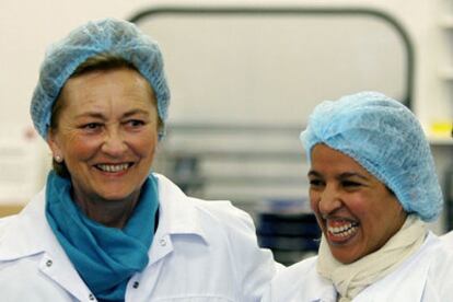 La reina Paola de Bélgica (izquierda), junto a Naima Amzil, ayer durante la visita a la fábrica.