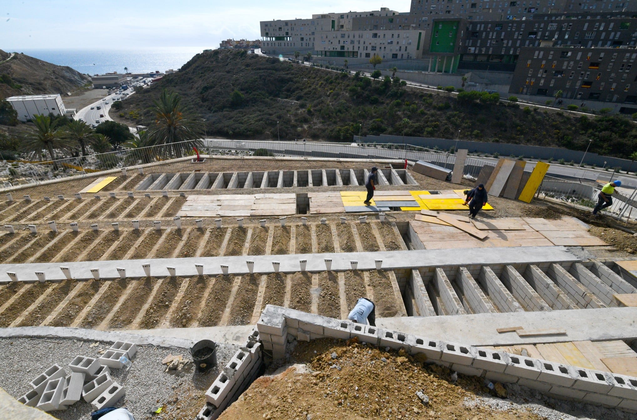 Las tumbas sin nombre de los migrantes siguen llenando el cementerio musulmán de Ceuta