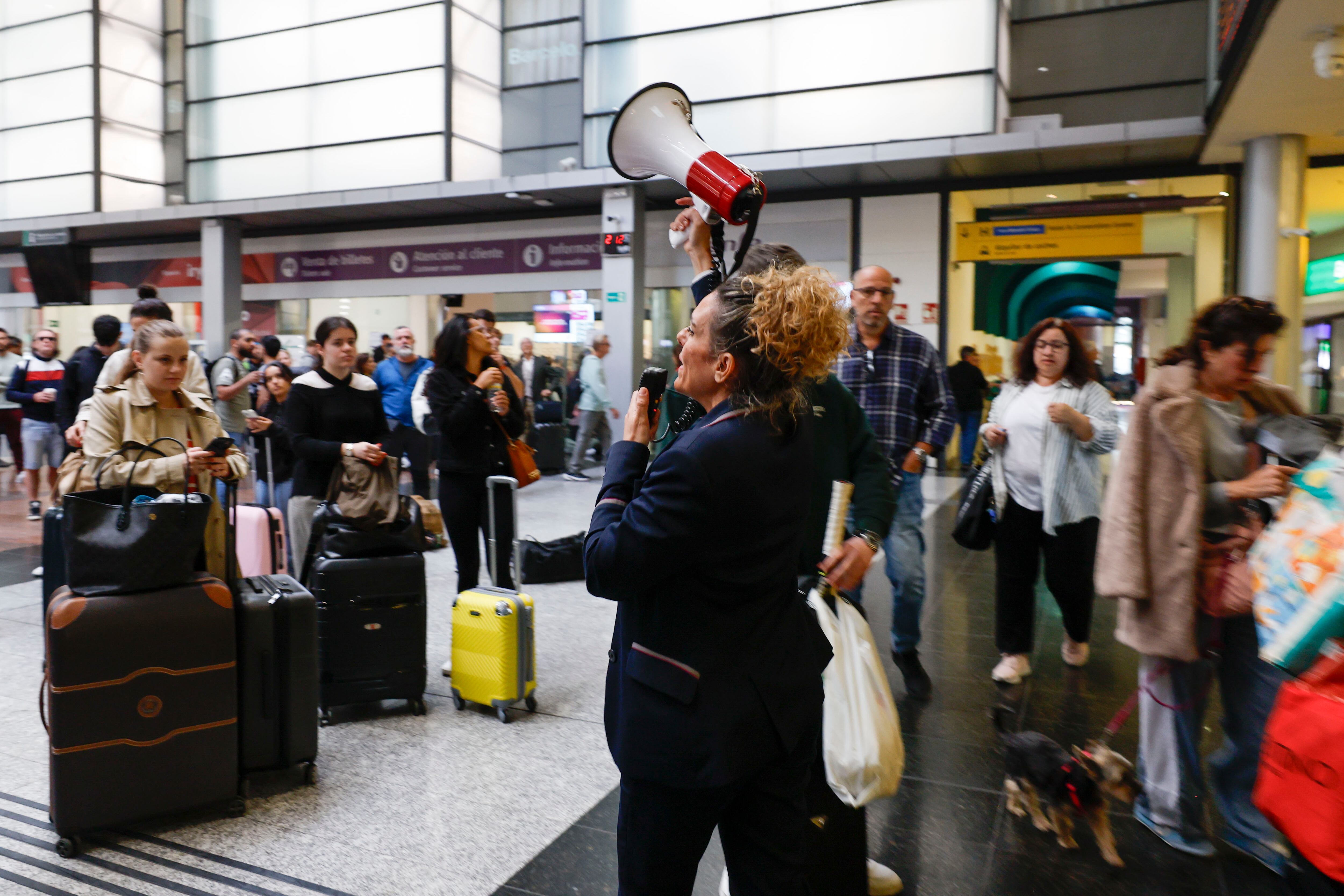PP and VOX agitate the theory of national « chaos » after the blackout and trains to harass the government | Spain