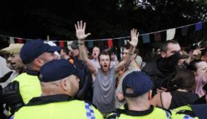 Numerosos manifestantes bloquean la carretera a la entrada de la sede de la compañía energética Cuadrilla en Balcombe.