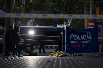 Agentes de los Mosssos dEsquadra durante un homicidio, en una imagen de archivo.