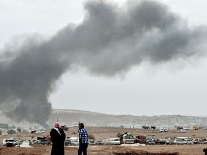 Una columna de humo el martes en Kobane tras un bombardeo de la coalici&oacute;n liderada por EE UU contra el EI