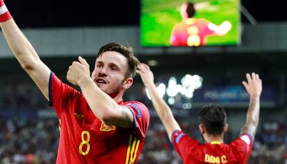 Sa&uacute;l celebra uno de sus goles a Italia.