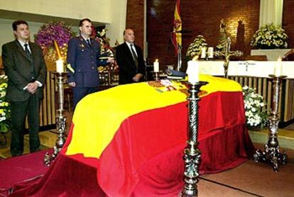 Familiares y compañeros velan en la capilla ardiente, ayer, el cadáver de José Antonio Bernal.