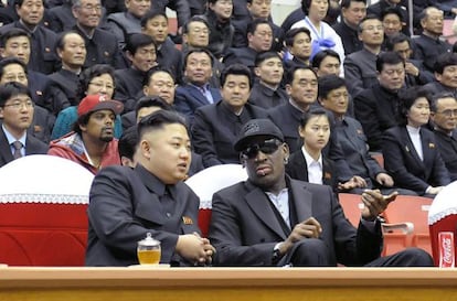 El l&iacute;der norcoreano Kim Jong-un, con la estrella del baloncesto Dennis Rodman, la semana pasada en un partido en Pyongyang.