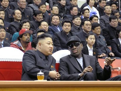 El líder norcoreano Kim Jong-un, con la estrella del baloncesto Dennis Rodman, la semana pasada en un partido en Pyongyang.