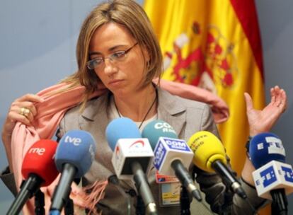 Carme Chacón, durante una rueda de prensa en la reunión de ministros de Defensa de la OTAN celebrada en Bruselas.