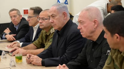 Israeli Prime Minister Benjamin Netanyahu (center) and Israeli Defense Minister Yoav Galant (second from right) at a military base in Tel Aviv this Sunday.