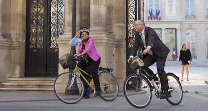 À esquerda, a ministra da Justiça da França, Christiane Taubira, sai de bicicleta com sua escolta do Eliseo de Paris, após visitar o presidente François Hollande.