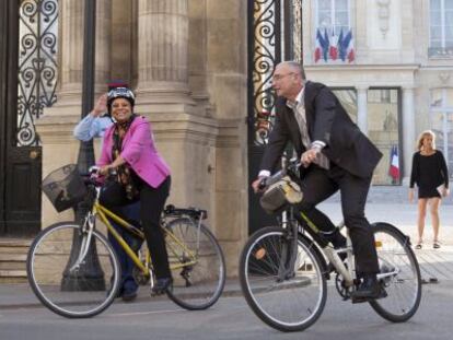 À esquerda, a ministra da Justiça da França, Christiane Taubira, sai de bicicleta com sua escolta do Eliseo de Paris, após visitar o presidente François Hollande.