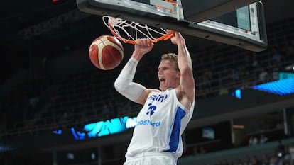 Lauri Markkanen anota este miércoles ante Georgia en los cuartos de final del Eurobasket, en el Arena Riga.