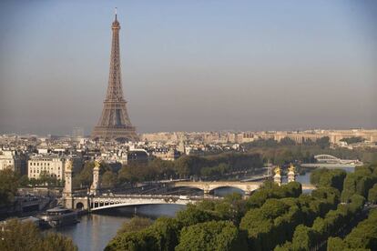 Vista general de París con la Torre Eiffel al fondo, en París. EFE/IAN LANGSDON