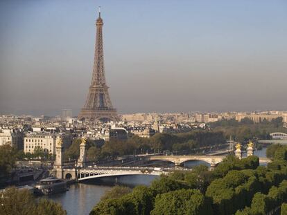 Vista general de París con la Torre Eiffel al fondo, en París. EFE/IAN LANGSDON