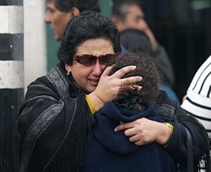Un familiar de la víctima llora en frente del hospital donde han sido trasladadas las víctimas.