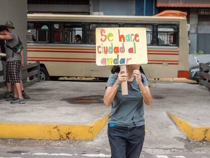 Una activista reivindica el espacio p&uacute;blico de la ciudad para los peatones en la capital de Venezuela