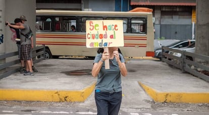 Una activista reivindica el espacio p&uacute;blico de la ciudad para los peatones en la capital de Venezuela