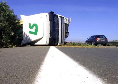 Imagen del camión de mercancías que volcó esta mañana entre Huelva y Sevilla.