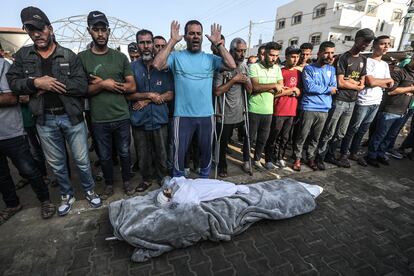 Decenas de personas rezan durante el funeral de los muertos en el ataque israelí sobre el hospital Al-Aqsa, este lunes.   
