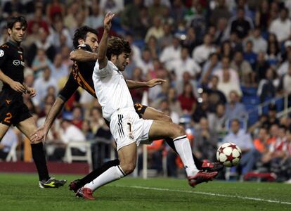 Raúl lucha por un balón.