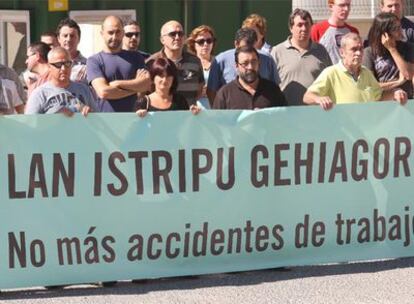 Concentración de protesta convocada por el sindicato ELA ante los astilleros Zamakona de Pasaia, donde el lunes murió un trabajador.