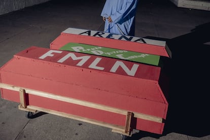 A supporter at a Nuevas Ideas rally carries fake coffins to represent the death of the FMLN, PDC, and ARENA parties, in San Salvador, 2021.