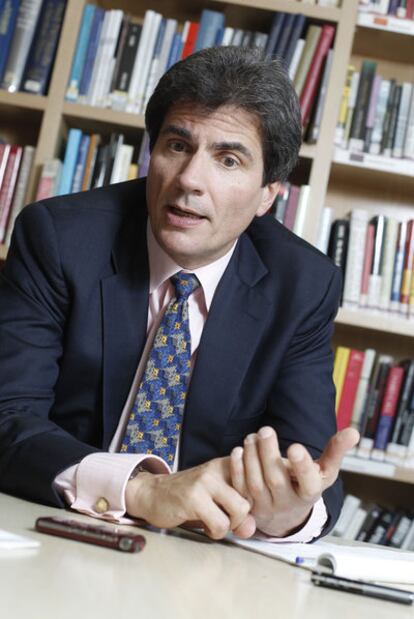 José W. Fernández, director de la oficina económica del Departamento de Estado de EE UU.