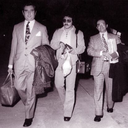 Caszely, el día que llegó a Valencia. A la derecha, el presidente del Levante, Grau.