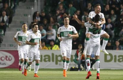 Los jugadores del Elche celebran uno de sus goles al Deportivo.