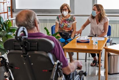 Visita de familiares a una residencia en el centro de Valencia el pasado mes de junio.