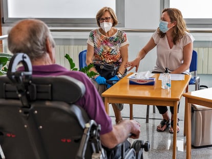 Visita de familiares a una residencia en el centro de Valencia el pasado mes de junio.