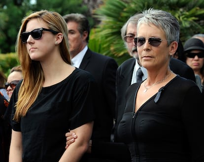 Jamie Lee Curtis junto a su hija, Annie Guest, en el funeral de su padre.