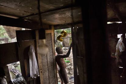 Rogério, sujo dos pés a cabeça, é um dos moradores que não tem banheiro. O vaso sanitário é o mato do fundo da residência.