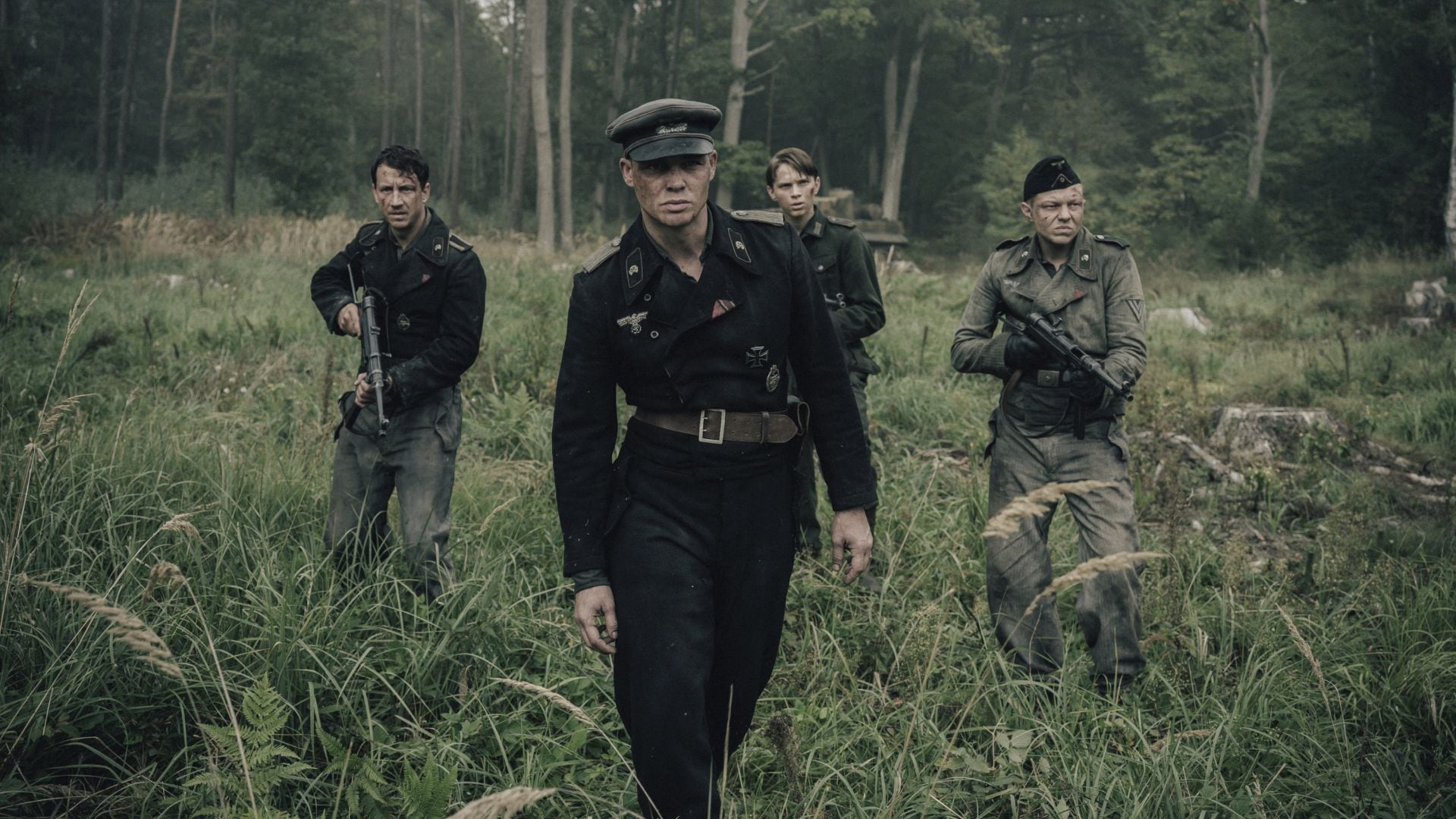 Los tripulantes del Tiger, fuera del tanque.