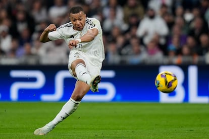 Kylian Mbappé tira a portería en la acción del segundo gol del Madrid.