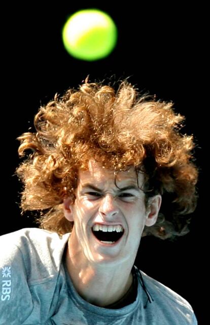 El tenista británico Andy Murray mira la pelota durante la sesión de entrenamiento en Melbourne, el 13 de enero de 2008.