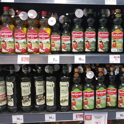 MADRID, 21/06/2024.- Botellas de aceite de oliva este viernes en un supermercado de Madrid. El Gobierno ha anunciado este viernes la supresión del Impuesto sobre el Valor Añadido (IVA) al aceite de oliva a partir del próximo 1 de julio, una medida que el Ministerio de Hacienda llevará al Consejo de Ministros del próximo martes. EFE/ Fernando Alvarado