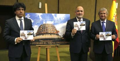 El presidente del Tribunal Constitucional, Francisco P&eacute;rez de los Cobos (c);  durante la presentaci&oacute;n hoy del sello postal emitido con motivo del XXXV aniversario del Alto Tribunal.  