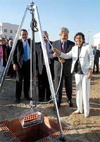 Rosa Aguilar y Francisco Vallejo colocaron ayer en Córdoba la primera piedar del Cepes.