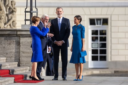 La reina Letizia llevó este mismo vestido a una visita oficial a Alemania en octubre de 2022.