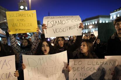 Unos dos centenares de jóvenes se han concentrado esta tarde en la Puerta del Sol de Madrid para expresar su solidaridad con los alumnos del IES Lluis Vives de Valencia, donde en los últimos días se han registrado enfrentamientos con la policía y varias detenciones.