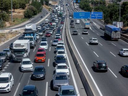 Vehículos circulan por la A4 de Madrid.