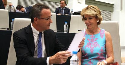 Íñigo Henríquez de Luna con Esperanza Aguirre en el pleno municipal de Madrid.
